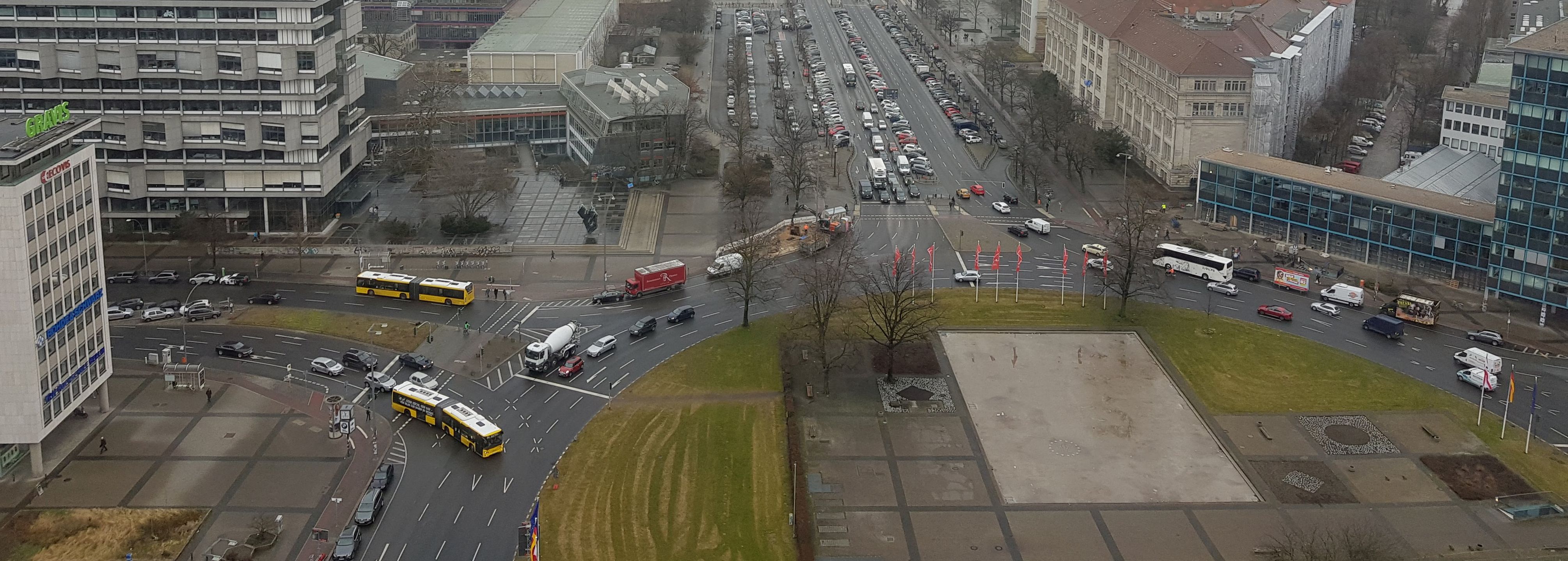 Flächenverbrauch für den Kfz-Verkehr (Ernst-Reuter-Platz, Berlin), eigenes Foto